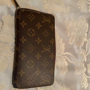 Louis Vuitton Authentic Zippy Wallet. Beautiful